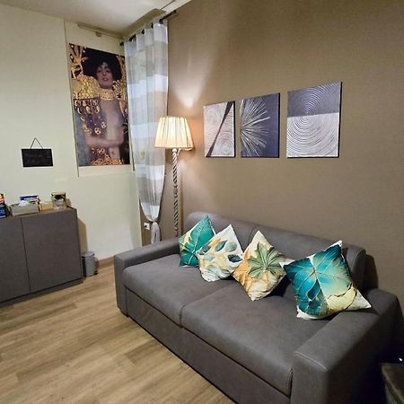 Casa Vacanze Oikia - Room Girasole نابولي المظهر الخارجي الصورة