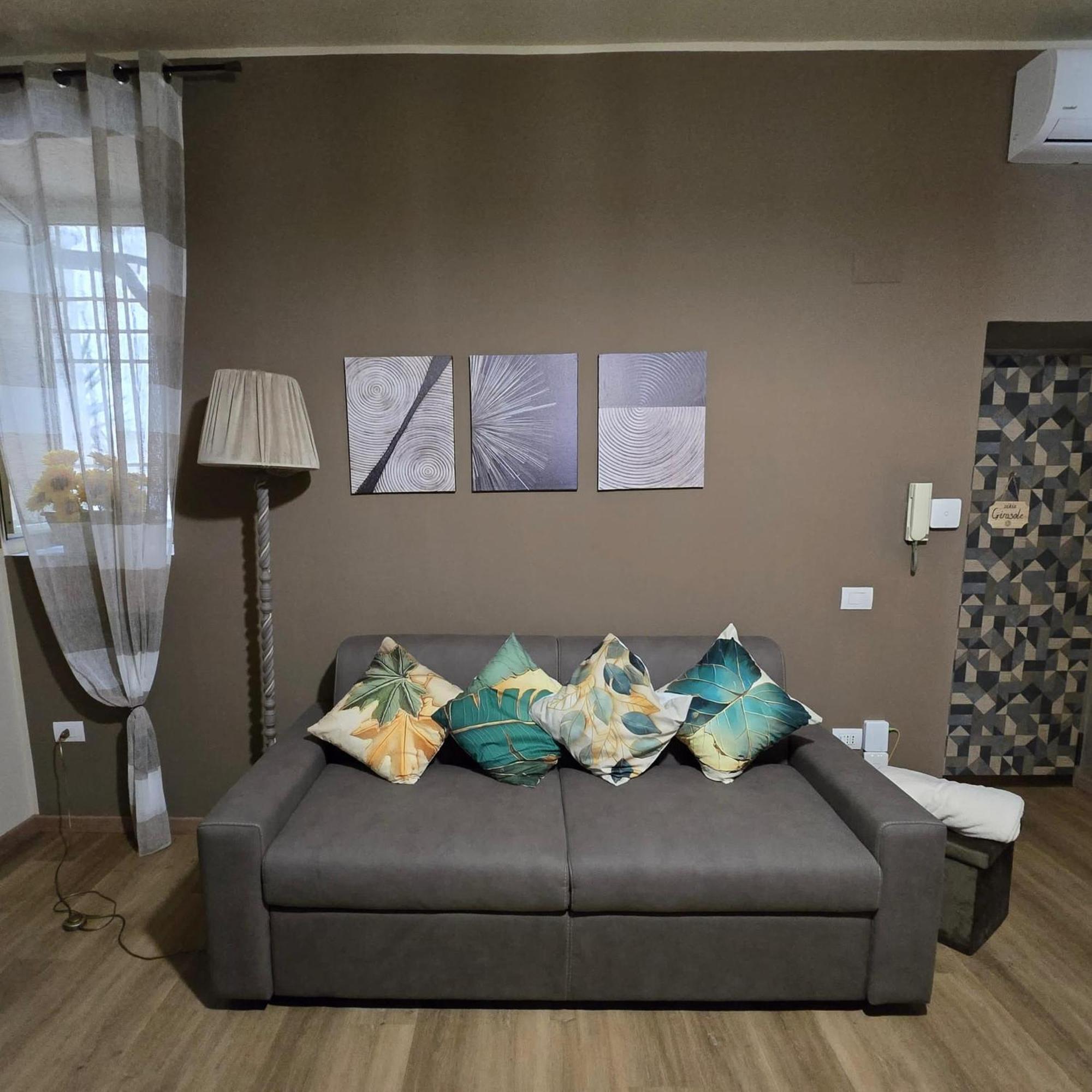Casa Vacanze Oikia - Room Girasole نابولي المظهر الخارجي الصورة